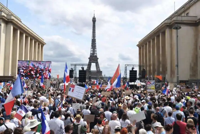 parigi   proteste contro il green pass