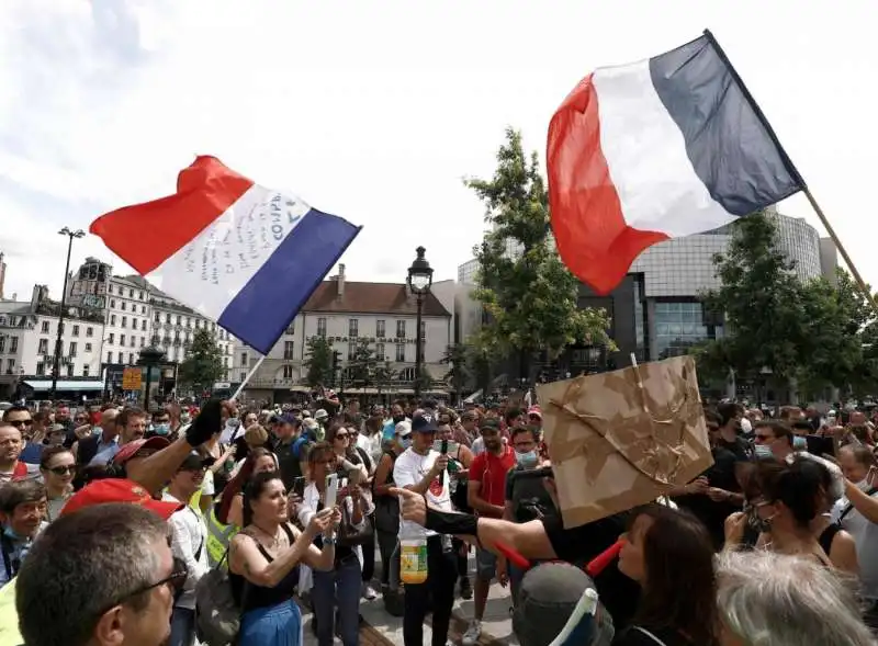 parigi   proteste contro il green pass 5