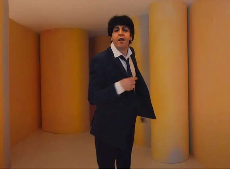 Paul McCartney nel video Find My Way 2