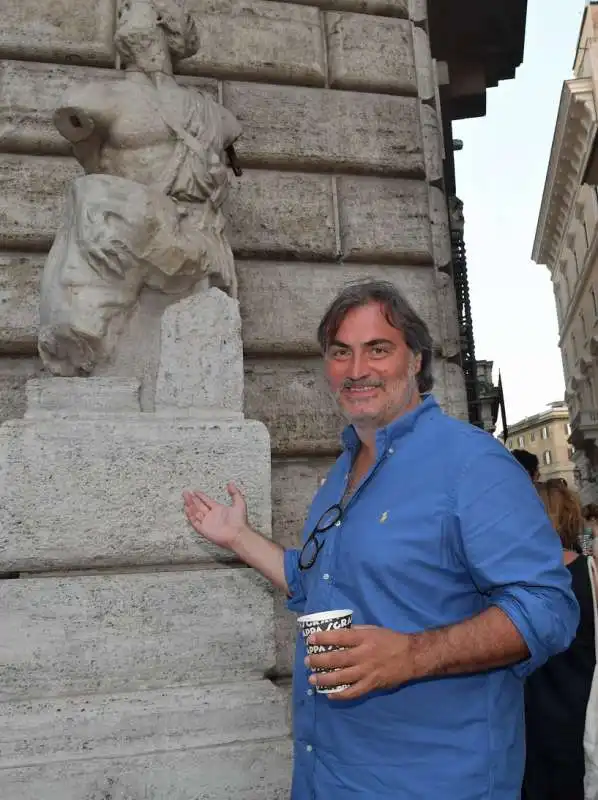 pierluigi pardo sotto la statua di pasquino  foto di bacco