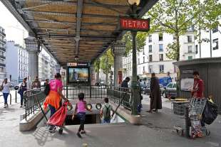 PLACE STALINGRAD PARIGI CRACK