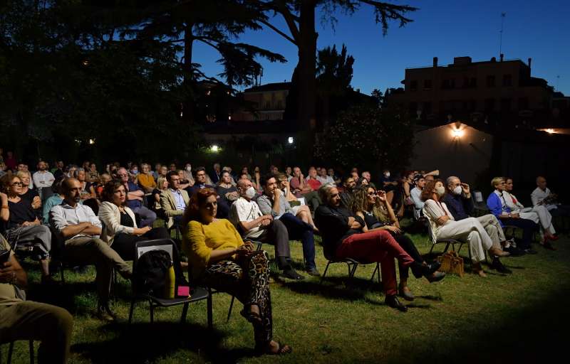 pubblico in attesa dello spettacolo