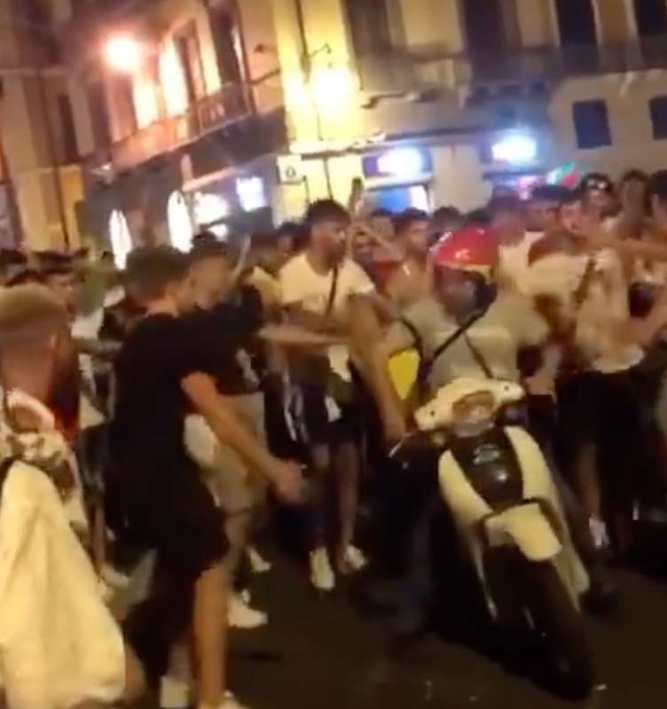 ragazzi danno calci a un rider a cagliari durante i festeggiamenti per l'italia 1