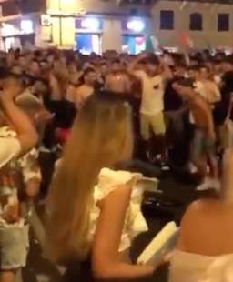 ragazzi danno calci a un rider a cagliari durante i festeggiamenti per l'italia 5