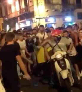 ragazzi danno calci a un rider a cagliari durante i festeggiamenti per l'italia 6