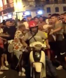 ragazzi danno calci a un rider a cagliari durante i festeggiamenti per l'italia 7