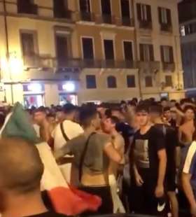 ragazzi danno calci a un rider a cagliari durante i festeggiamenti per l'italia 8