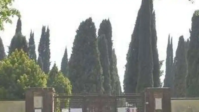 SESSO AL CIMITERO DI SAN DONA