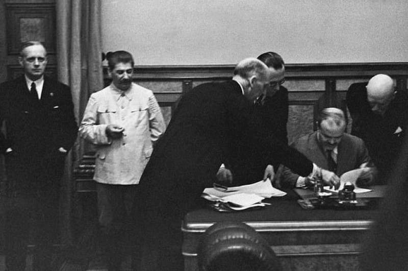 Stalin e Ribbentrop alla firma del patto