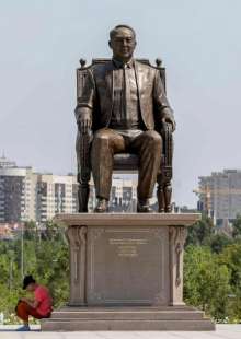 statua di nursultan nazarbayev