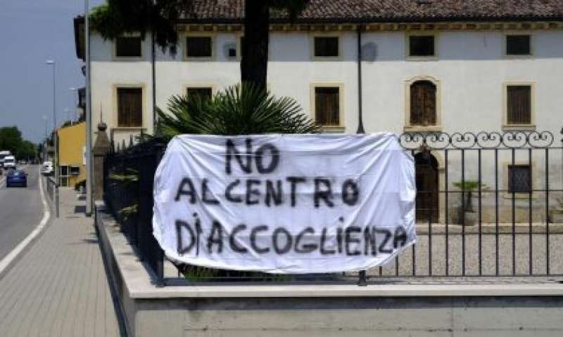 stop invasione protesta centro di accoglienza roncoleva di trevenzuolo