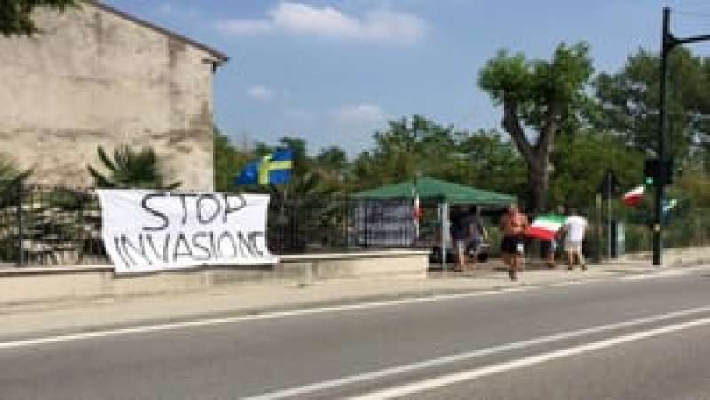 stop invasione protesta centro di accoglienza roncoleva di trevenzuolo