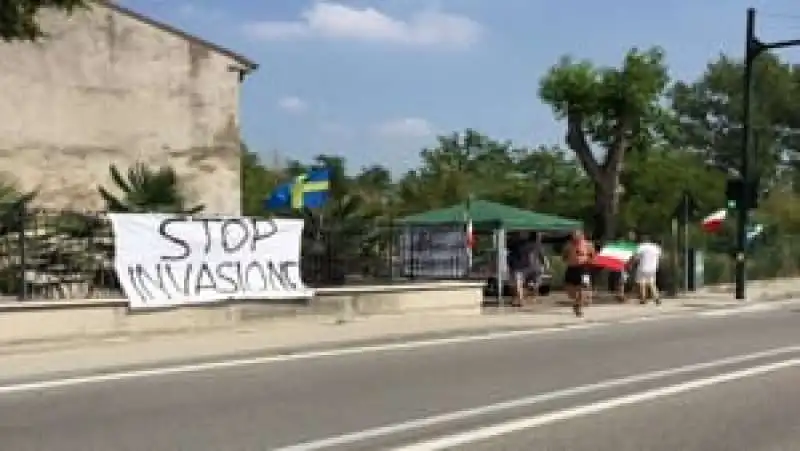 stop invasione  protesta centro di accoglienza roncoleva di trevenzuolo 