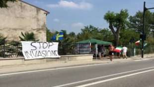 stop invasione protesta centro di accoglienza roncoleva di trevenzuolo