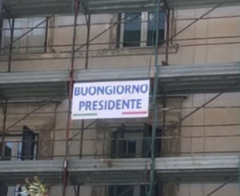 STRISCIONE BUONGIORNO PRESIDENTE DAVANTI CASA DI MARIO DRAGHI A ROMA