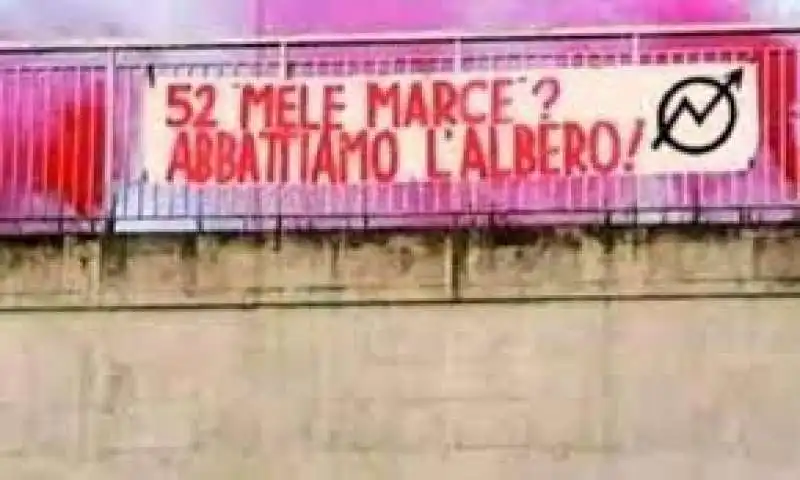 STRISCIONE CONTRO GLI AGENTI DI POLIZIA PENITENZIARIA 2