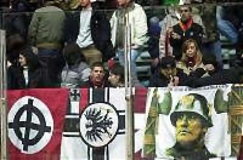 striscioni fascisti e nazisti