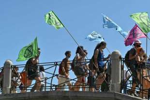 tensione al g20 tra manifestanti e polizia 8