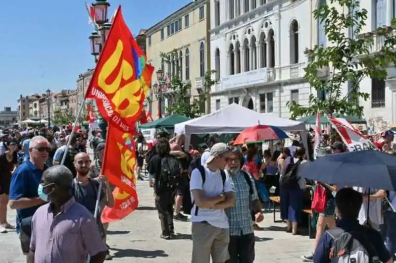 tensione al g20 tra manifestanti e polizia 9