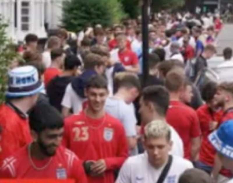 tifosi fuori controllo a londra prima di italia inghilterra 14