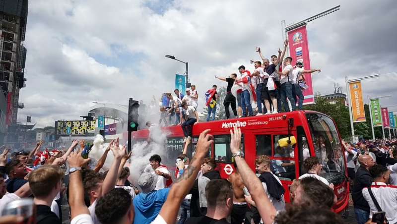 tifosi fuori controllo a londra prima di italia inghilterra 15