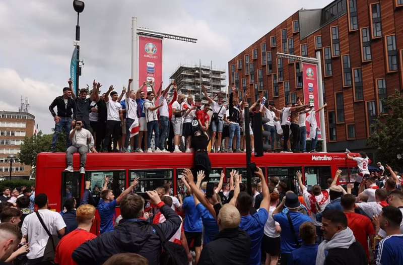 tifosi fuori controllo a londra prima di italia inghilterra 16