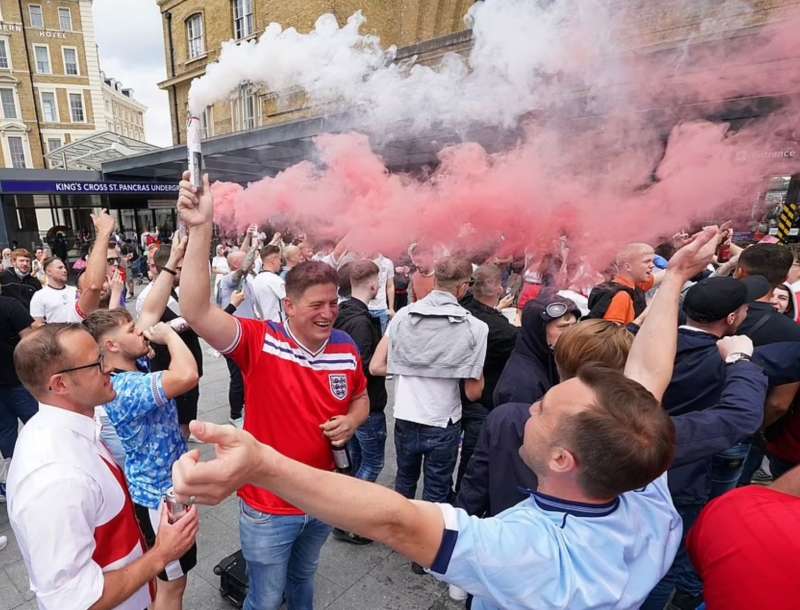 tifosi fuori controllo a londra prima di italia inghilterra 5