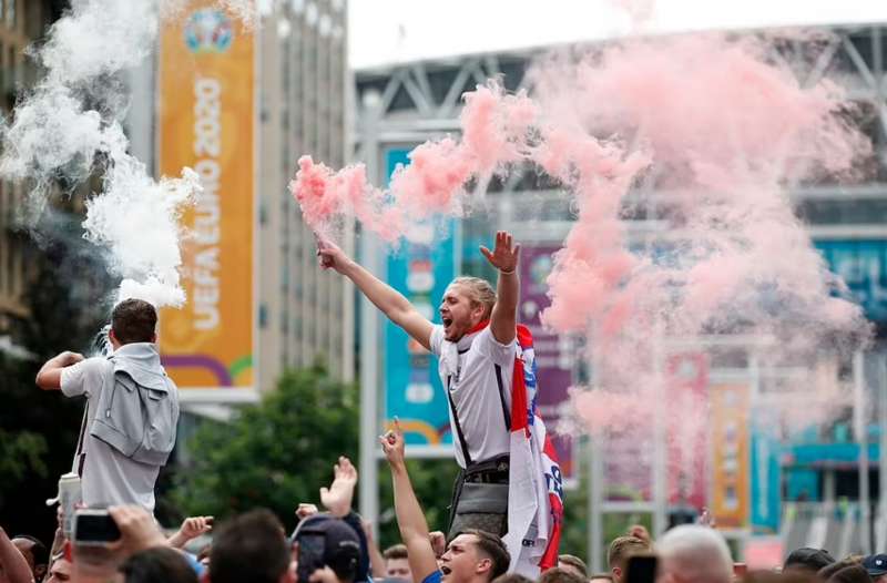 tifosi fuori controllo a londra prima di italia inghilterra 8