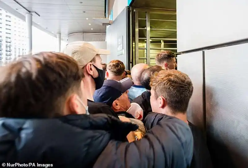 Tifosi inglesi entrano di forza allo stadio