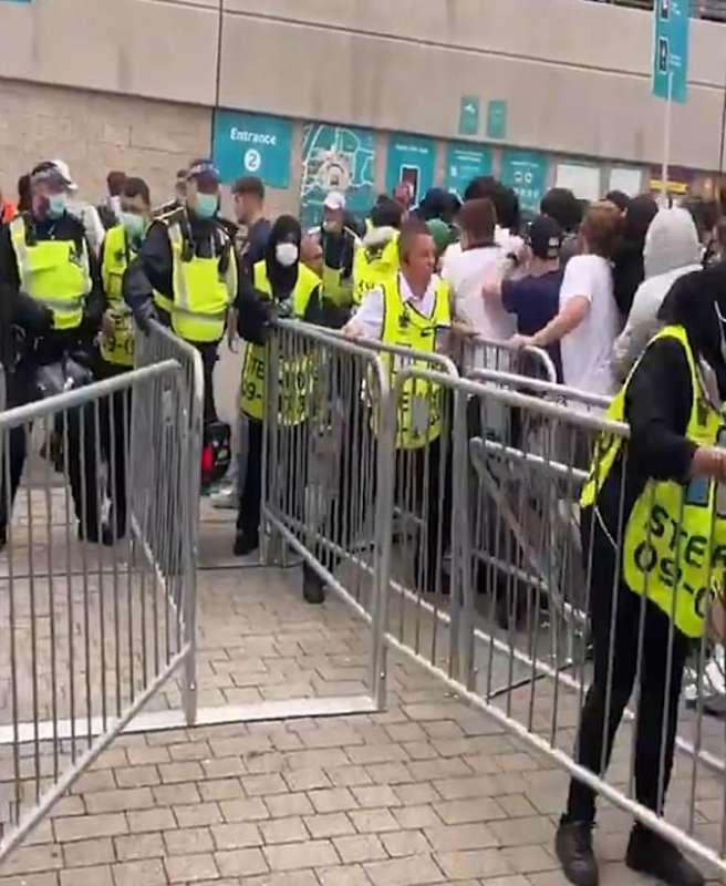 Tifosi inglesi entrano di forza allo stadio 5