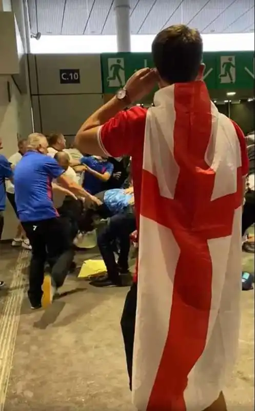 Tifosi inglesi entrano di forza allo stadio 6