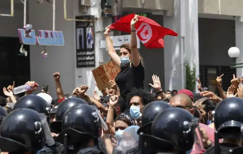 tunisini in piazza per kais saied 