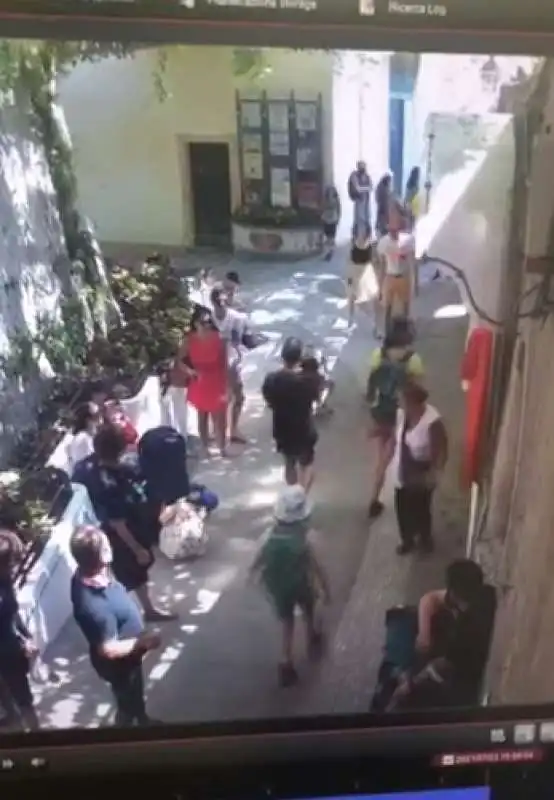 uomo al guinzaglio in giro per positano 1