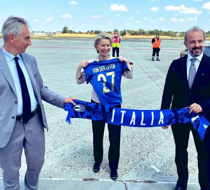 Ursula von der leyen maglia azzurri