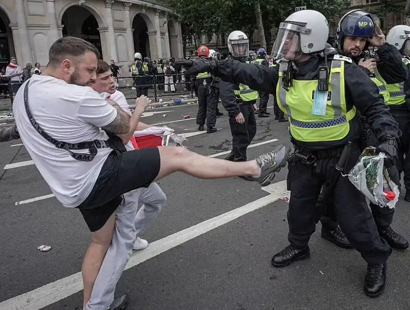 violenza tifosi inglesi 