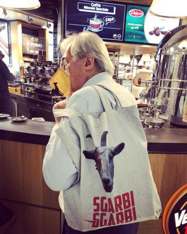 vittorio sgarbi con il suo merchandising