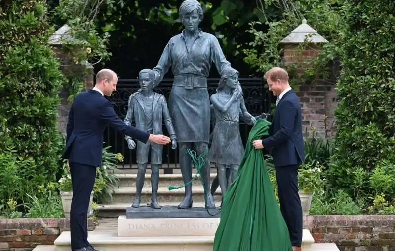 william e harry inaugurano la statua di lady diana 1