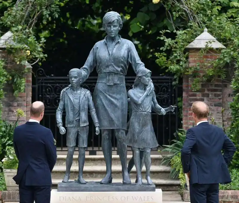 william e harry inaugurano la statua di lady diana 13