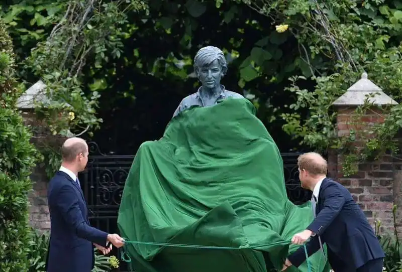 william e harry inaugurano la statua di lady diana 5