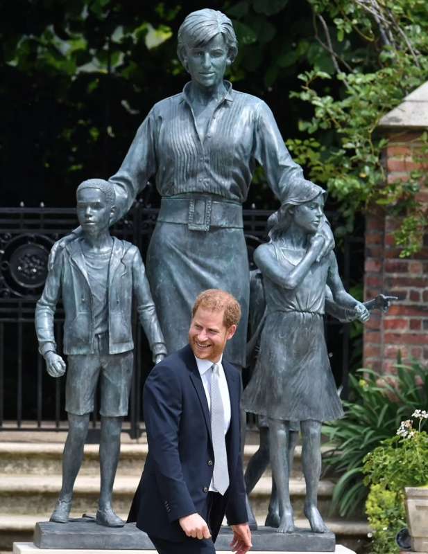 william e harry inaugurano la statua di lady diana 7