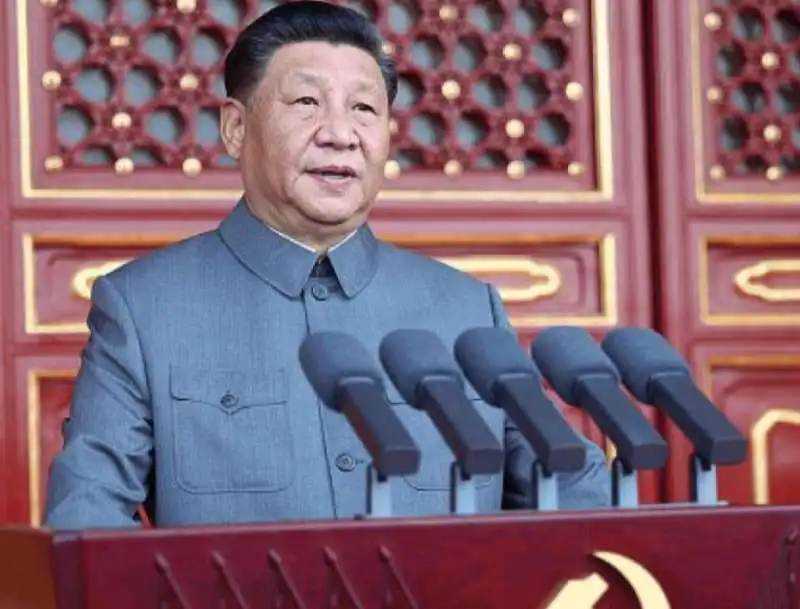 XI JINPING VESTITO COME MAO