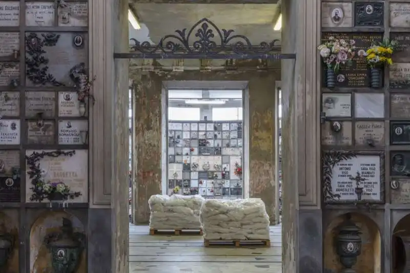 2 maurizio cattelan, lullaby, 1994, photo zeno zotti, tempio crematorio, cimitero monumentale, milano, 2022