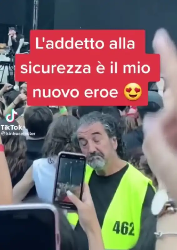 addetto alla sicurezza al concerto di paky