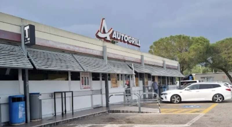 ADOLESCENTE ABBANDONATO IN AUTOGRILL