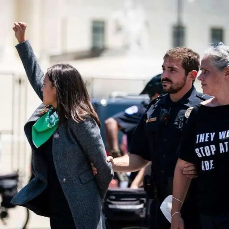 alexandra ocasio cortez arrestata a una manifestazione a washington 