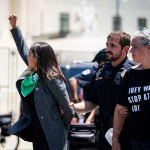 alexandra ocasio cortez arrestata a una manifestazione a washington