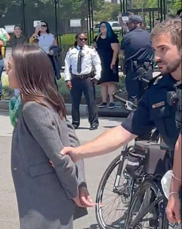 alexandra ocasio cortez arrestata a una manifestazione a washington