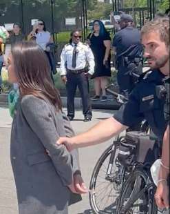 alexandra ocasio cortez arrestata a una manifestazione a washington