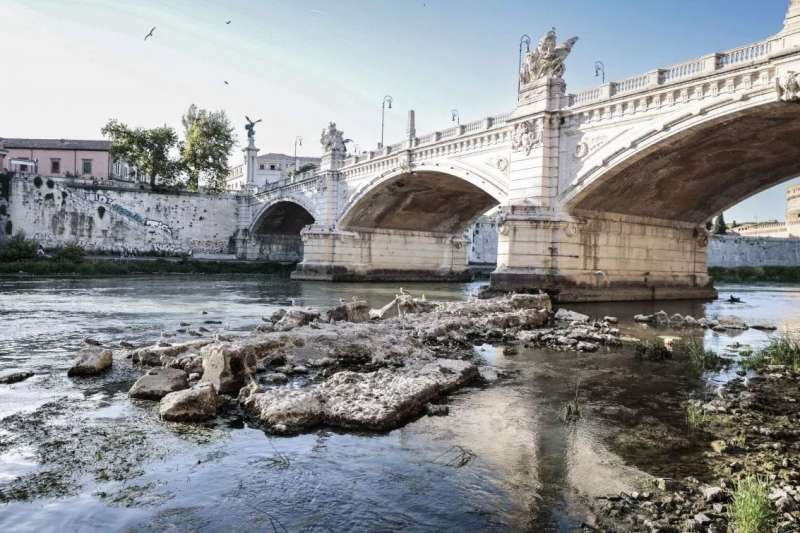 antico ponte di Nerone riemerge dal Tevere in secca