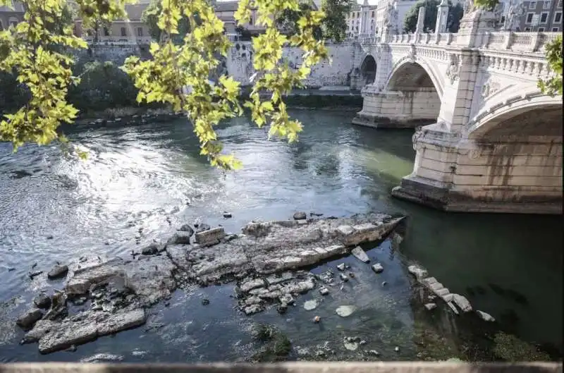 antico ponte di Nerone riemerge dal Tevere in secca